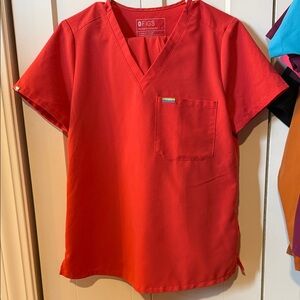 Figs Scrubs Women’s Hibiscus Pride Scrub Set